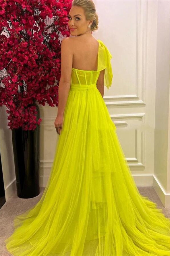 Impresionantes vestidos de fiesta largos de tul con un solo hombro y abertura en forma de A