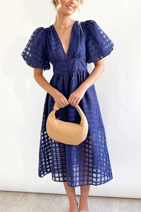 Remarkable Beauty – Midikleid aus quadratisch gemustertem Stoff mit Puffärmeln