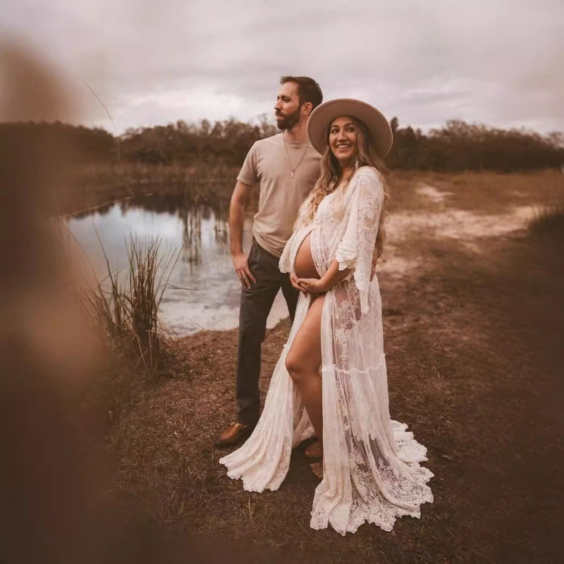 Vestido de maternidad de manga corta con encaje blanco y escote en V.