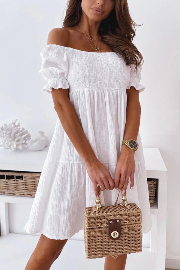 Enchanted – Schulterfreies, lockeres Kleid mit Smokarbeit