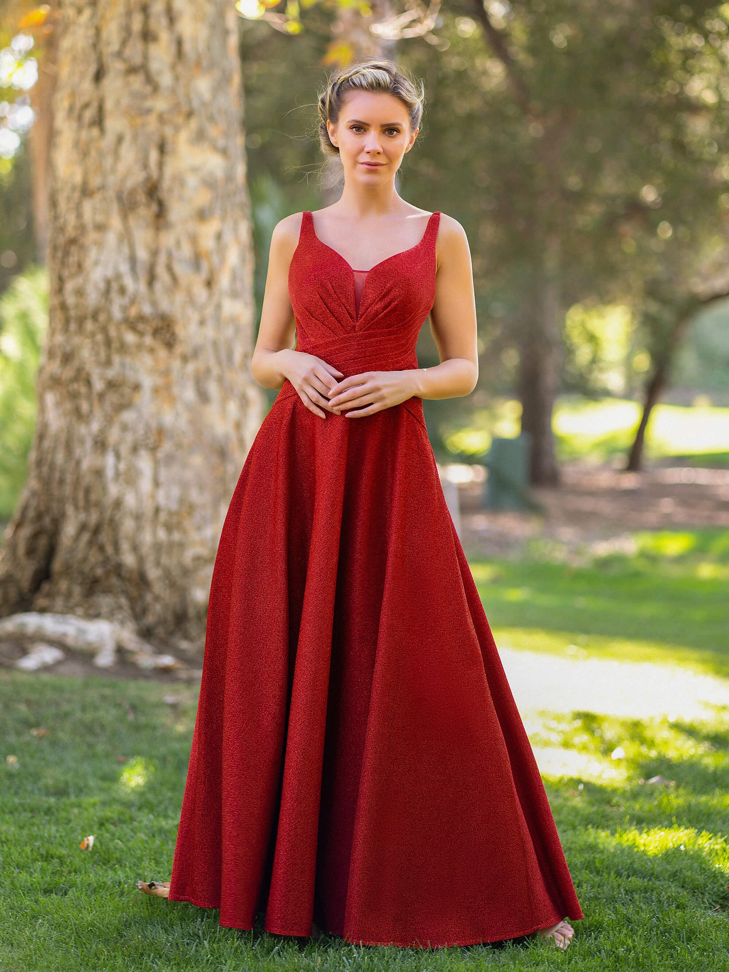 Vestido largo hasta el suelo con escote en V profundo y corte A