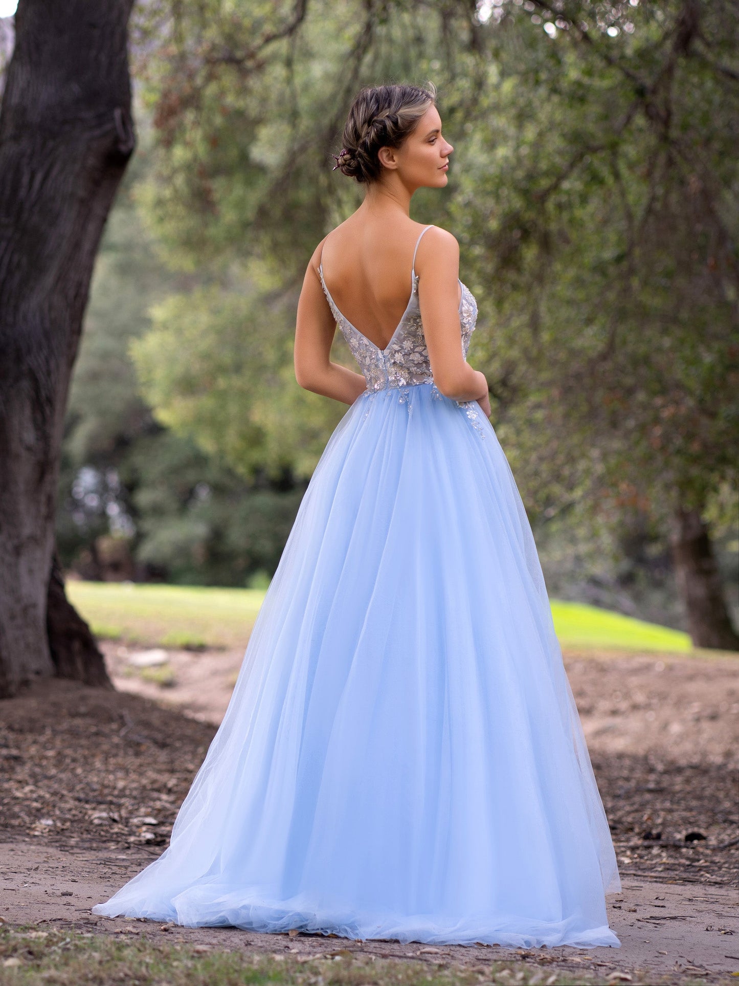 Vestido de fiesta de tul con escote en V profundo, apliques de encaje y largo hasta el suelo