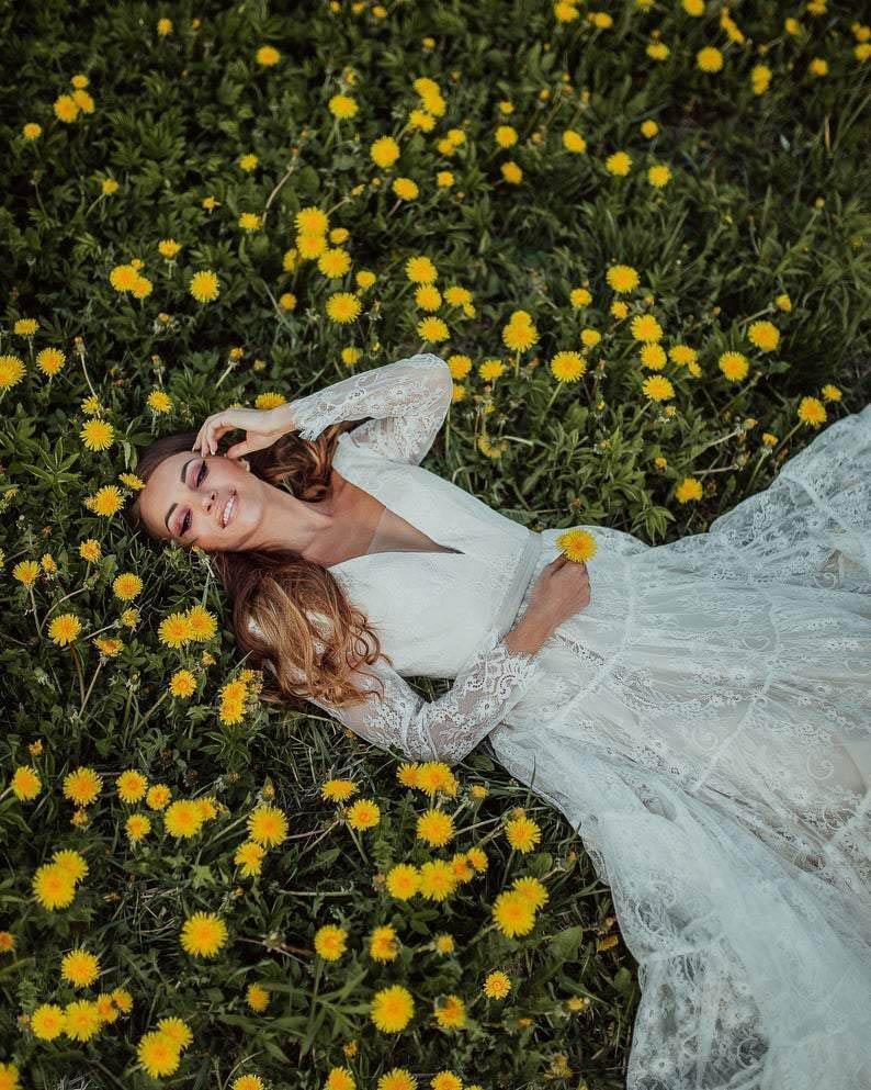 Boho-Brautkleid mit tiefem V-Ausschnitt, langärmeliges rustikales Brautkleid