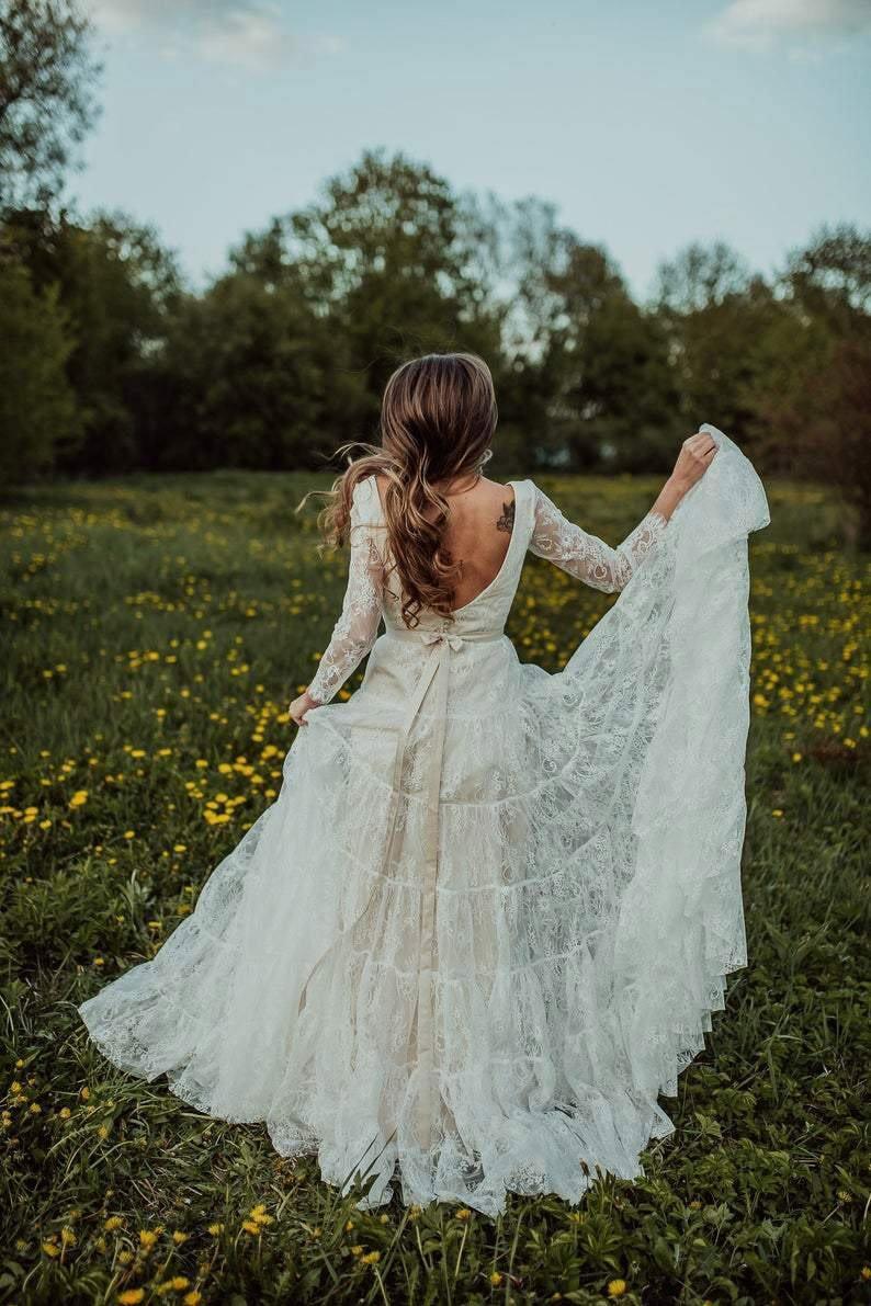 Boho-Brautkleid mit tiefem V-Ausschnitt, langärmeliges rustikales Brautkleid