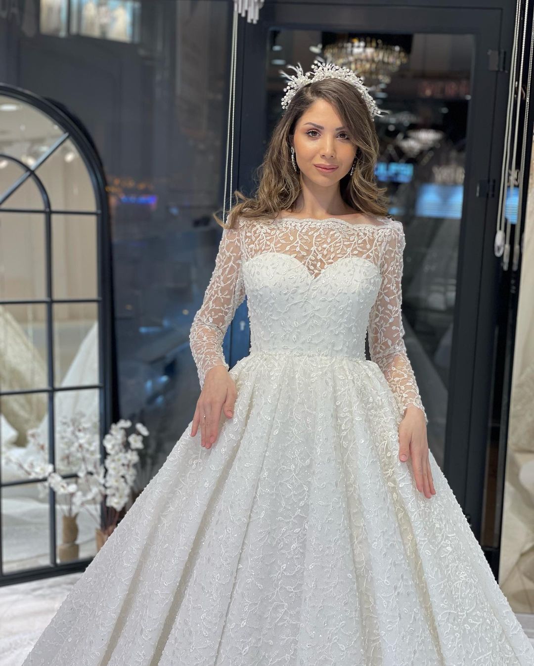 Deluxe bodenlanges, langärmliges A-Linien-Brautkleid aus Spitze mit Rüschen
