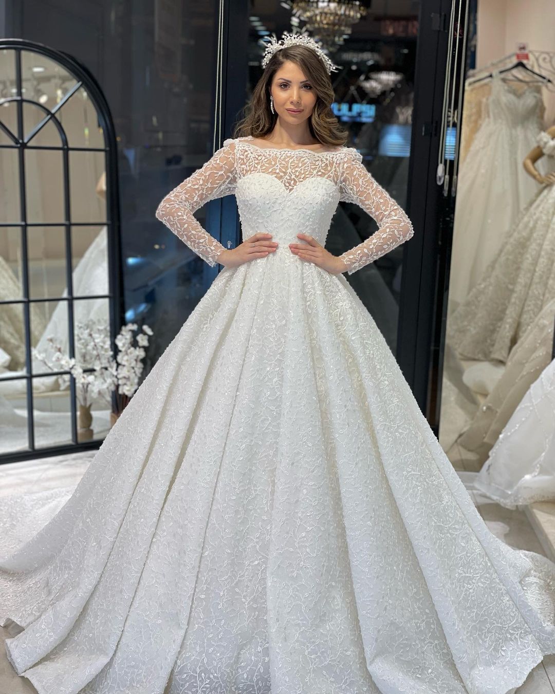 Deluxe bodenlanges, langärmliges A-Linien-Brautkleid aus Spitze mit Rüschen