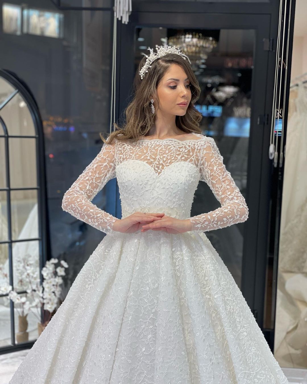 Deluxe bodenlanges, langärmliges A-Linien-Brautkleid aus Spitze mit Rüschen