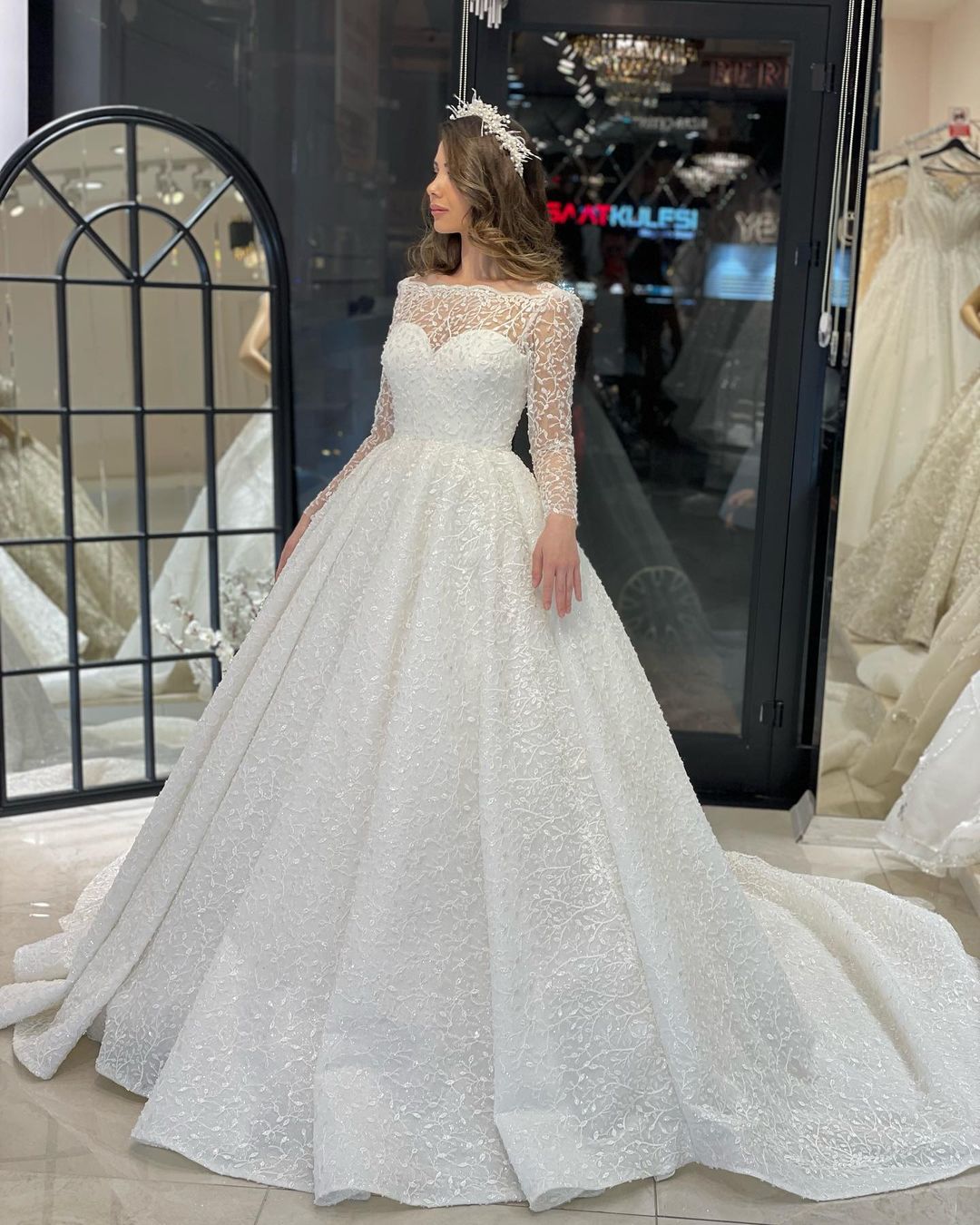 Deluxe bodenlanges, langärmliges A-Linien-Brautkleid aus Spitze mit Rüschen