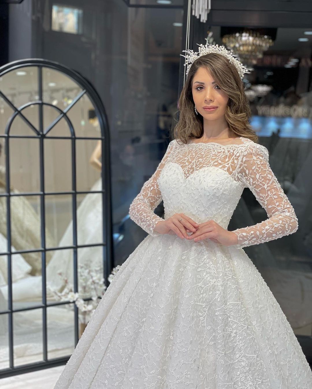Deluxe bodenlanges, langärmliges A-Linien-Brautkleid aus Spitze mit Rüschen