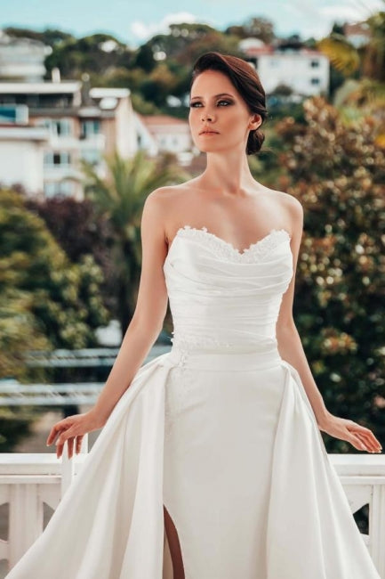 Designer A-Linie Satin Ärmellose Brautkleider mit Spitze