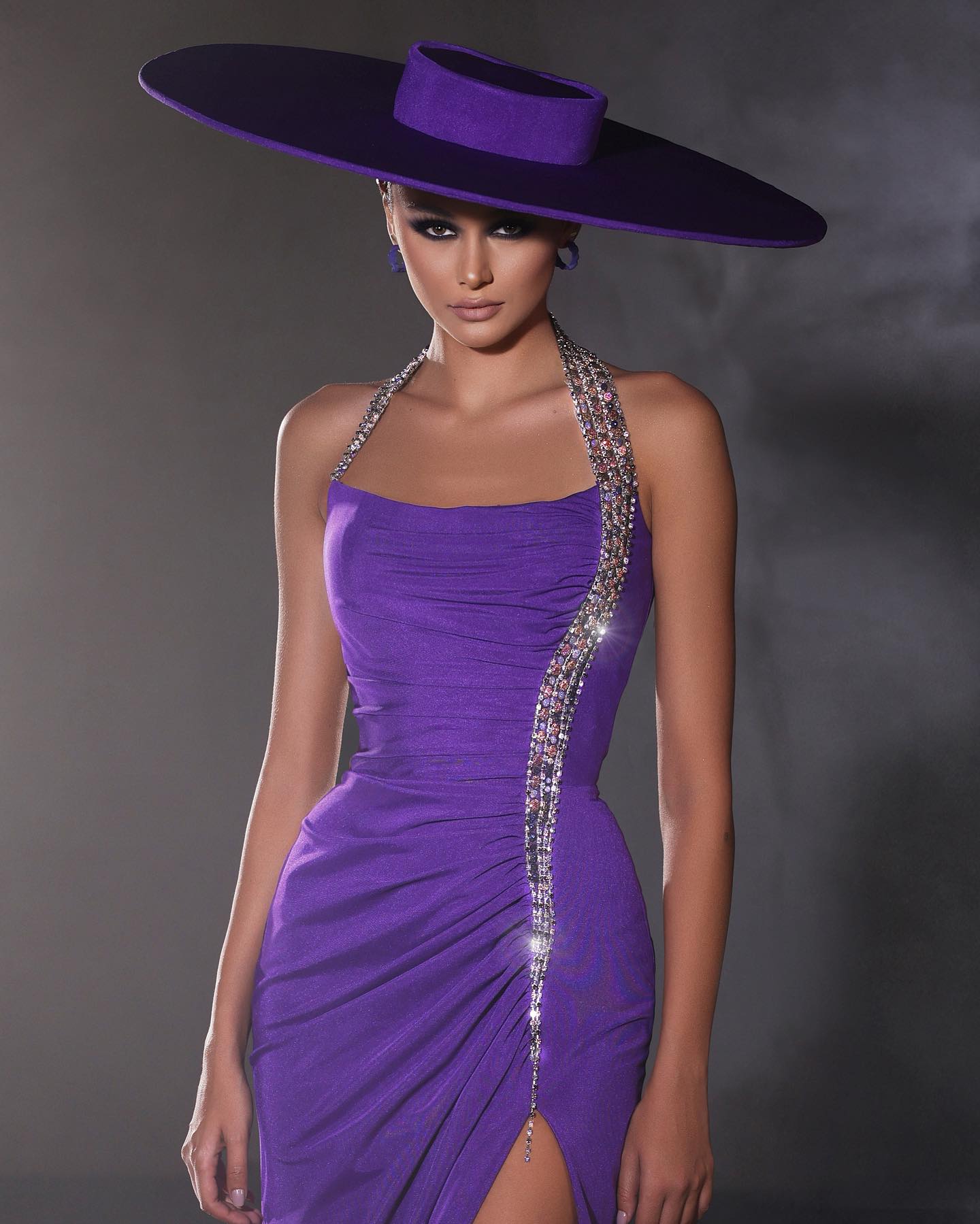 Vestido de fiesta morado sin mangas con cuello halter de satén y abertura con cuentas de diseñador