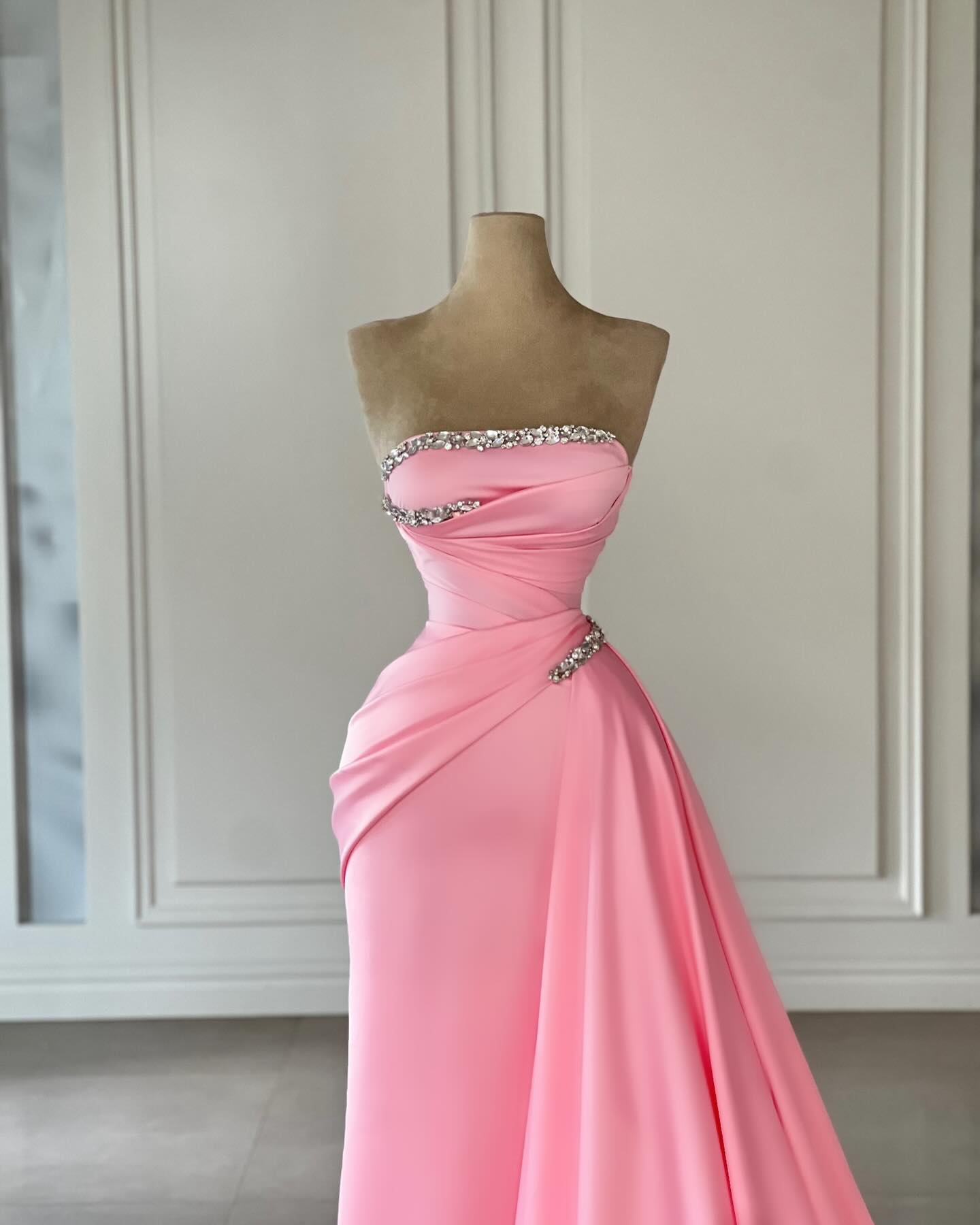 Designer-Säule Satin Trägerlos Ärmellos Rosa Ballkleider Mit Strass