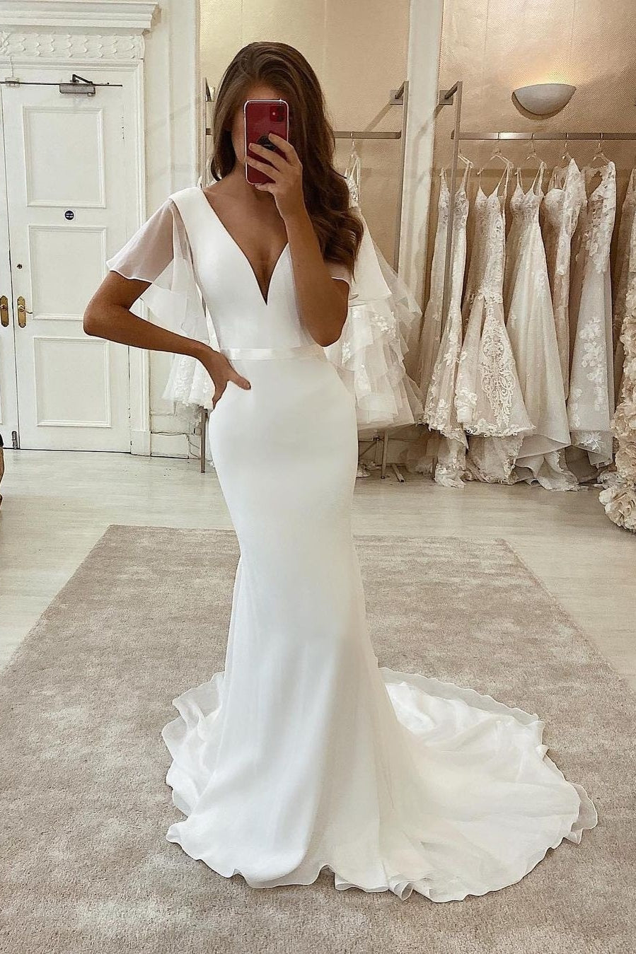 Vestido de novia de diseñador con corte sirena, largo, de tul satinado blanco, mangas cortas y cola
