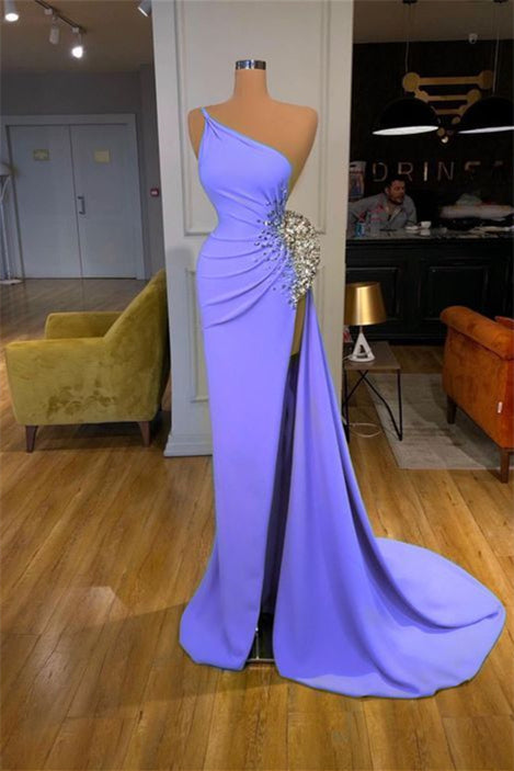 Vestido de fiesta morado de diseñador, sin mangas, con cuentas y un hombro al descubierto, con abertura