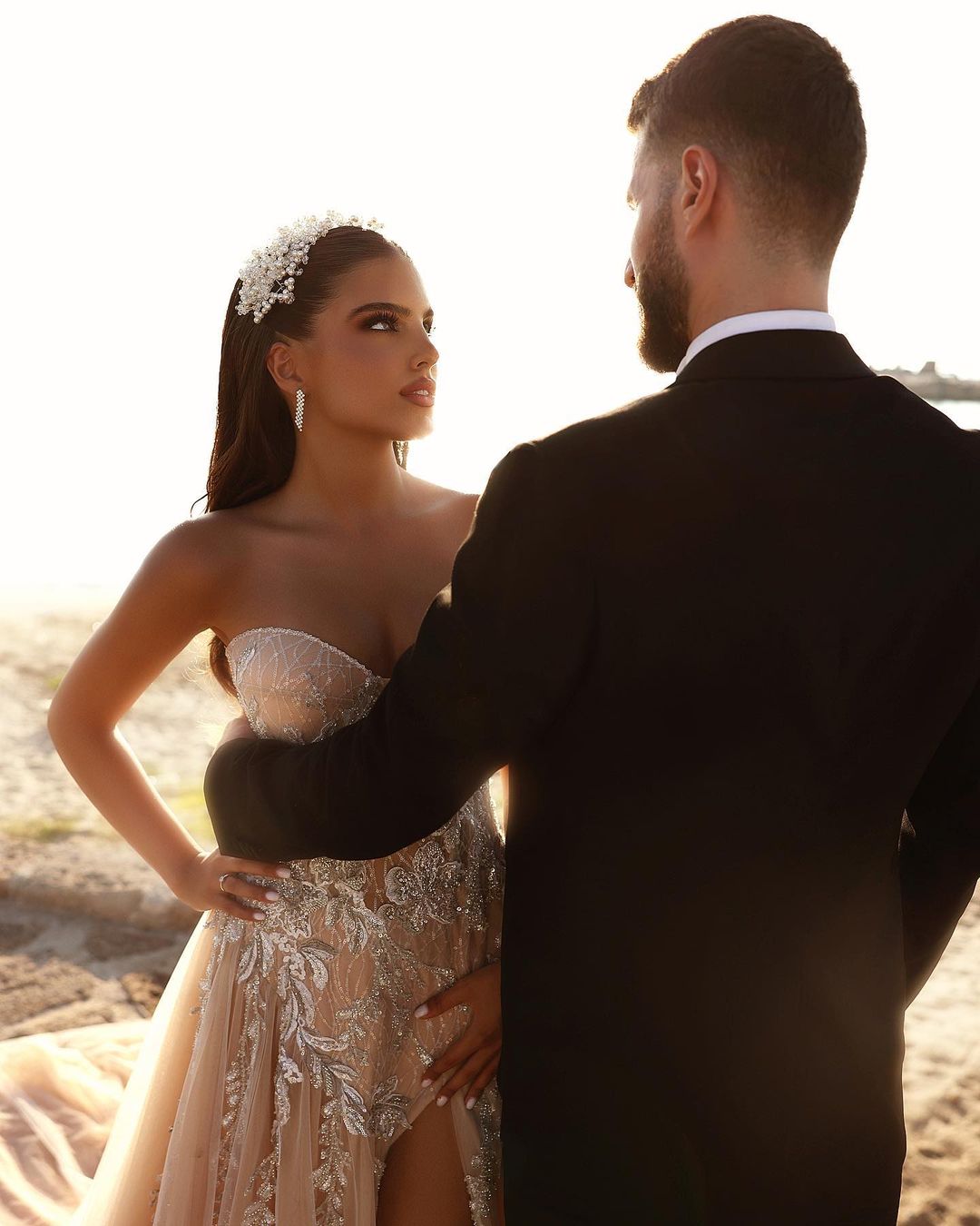 Vestido de novia largo de encaje brillante con escote en forma de A y abertura de diseñador