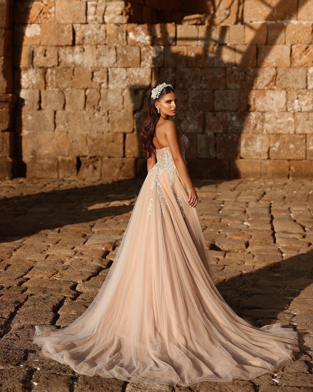 Vestido de novia largo de encaje brillante con escote en forma de A y abertura de diseñador
