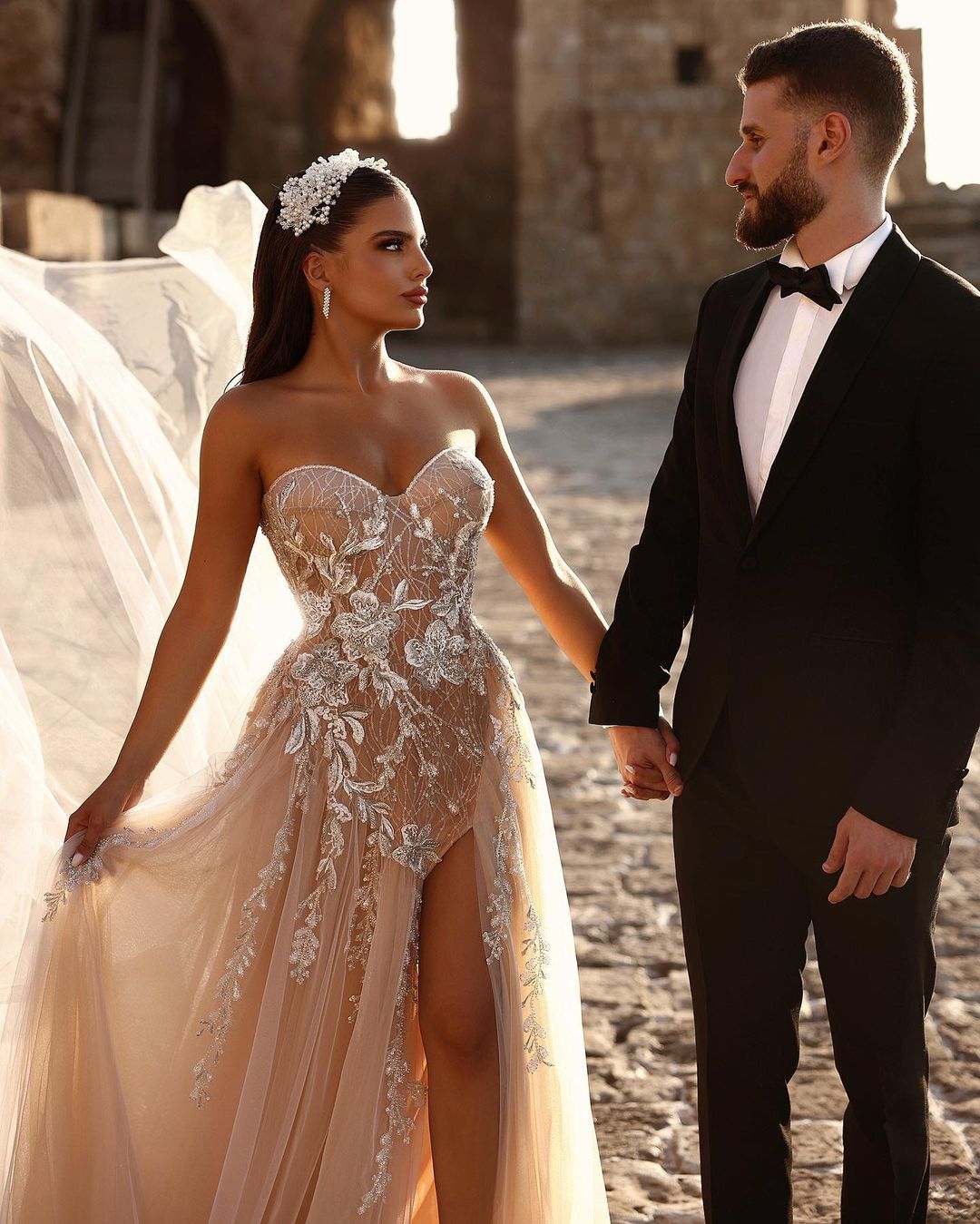 Vestido de novia largo de encaje brillante con escote en forma de A y abertura de diseñador