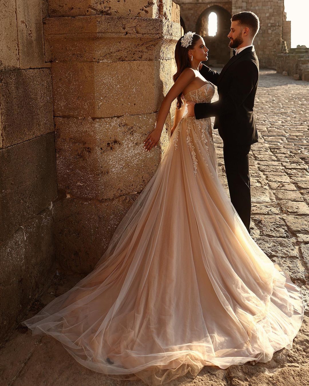 Vestido de novia largo de encaje brillante con escote en forma de A y abertura de diseñador