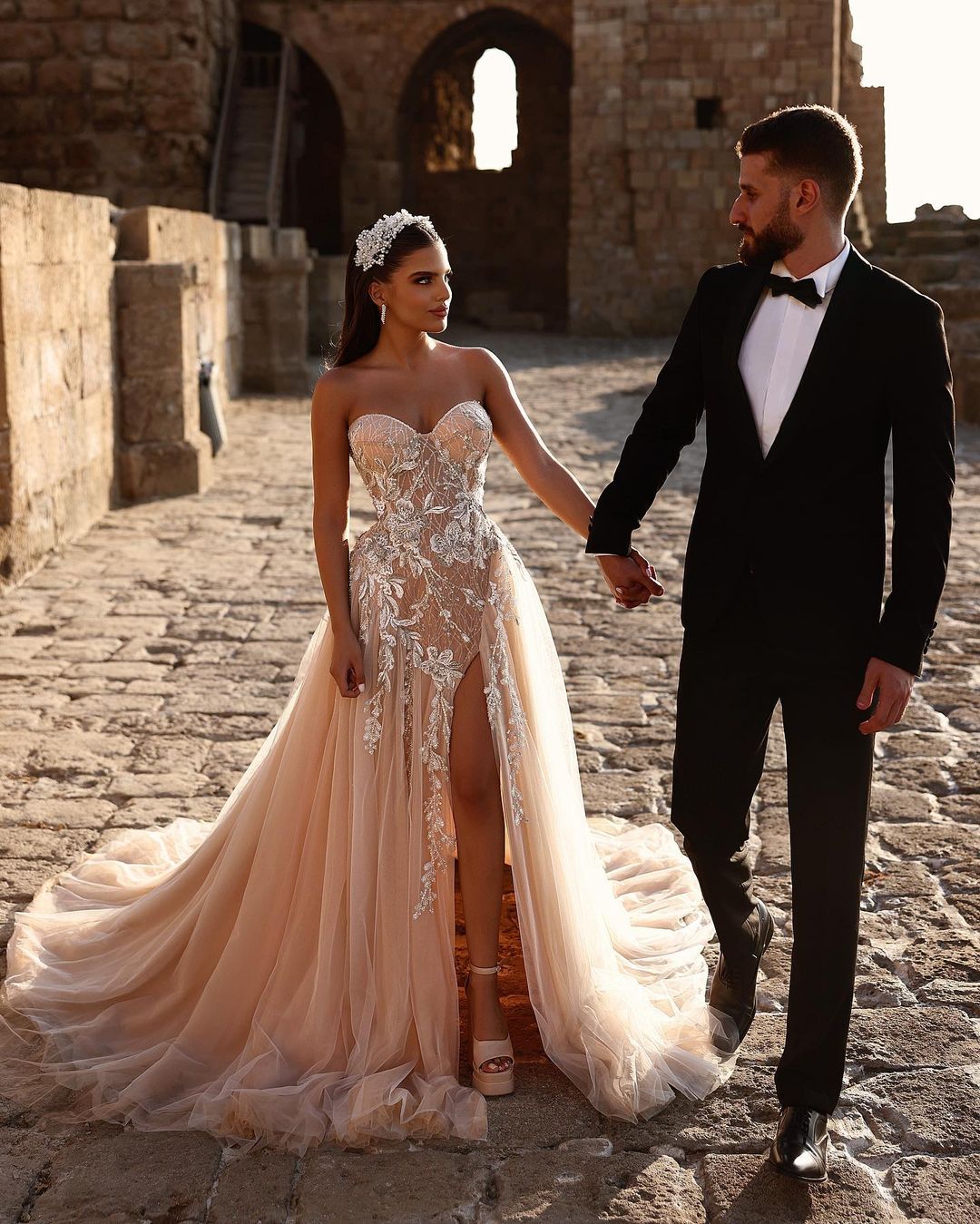 Vestido de novia largo de encaje brillante con escote en forma de A y abertura de diseñador