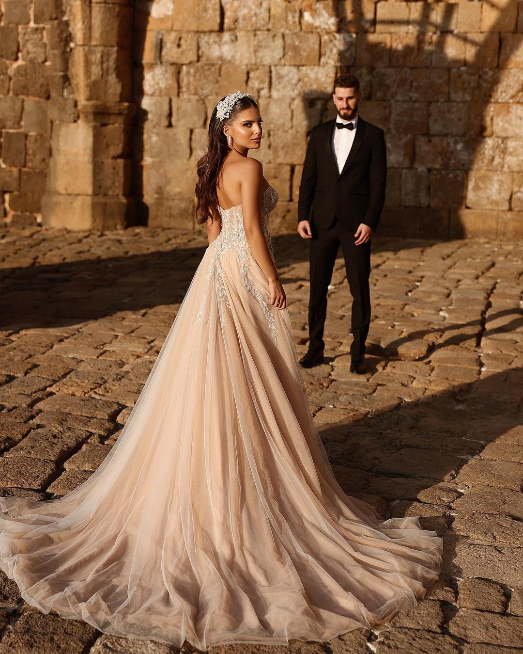 Vestido de novia largo de encaje brillante con escote en forma de A y abertura de diseñador