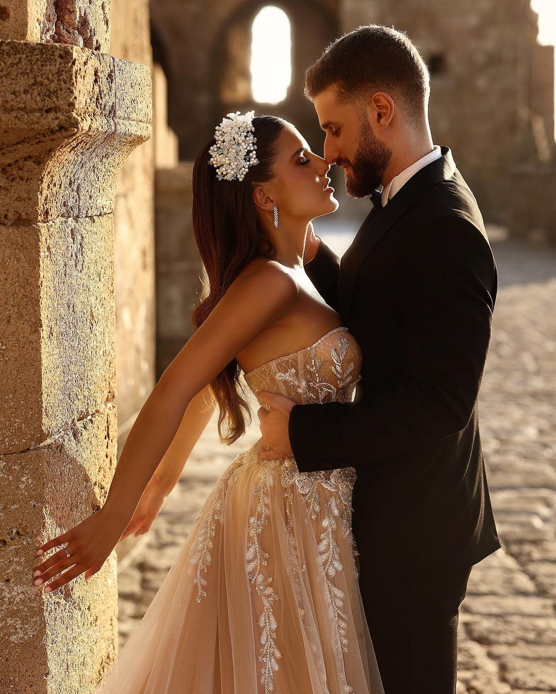 Vestido de novia largo de encaje brillante con escote en forma de A y abertura de diseñador