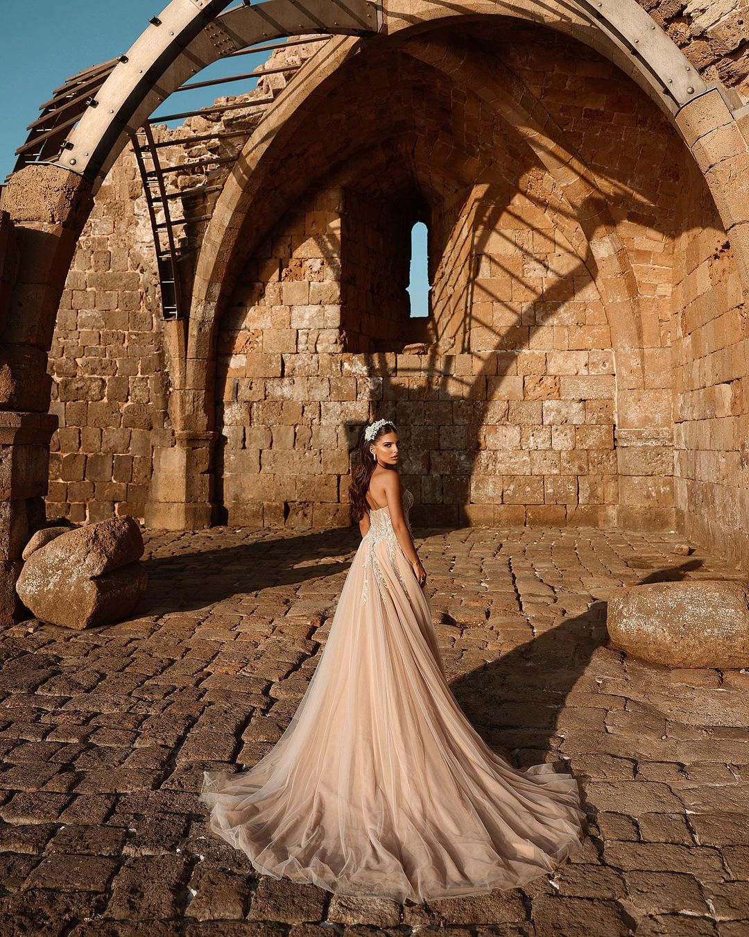 Vestido de novia largo de encaje brillante con escote en forma de A y abertura de diseñador