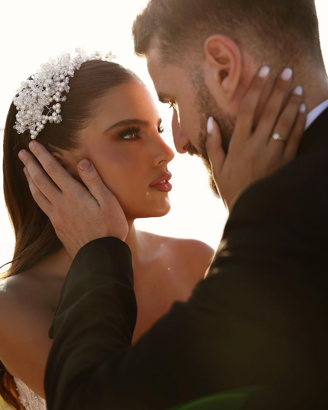 Vestido de novia largo de encaje brillante con escote en forma de A y abertura de diseñador