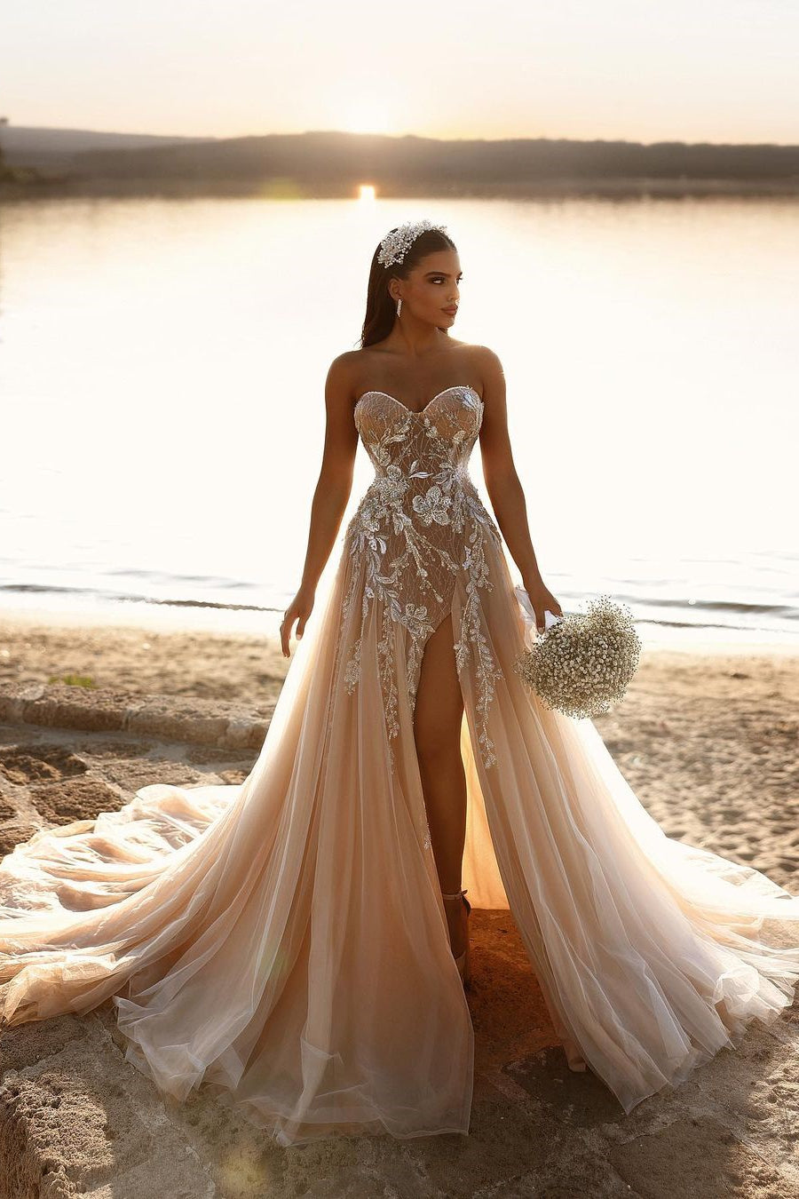 Vestido de novia largo de encaje brillante con escote en forma de A y abertura de diseñador