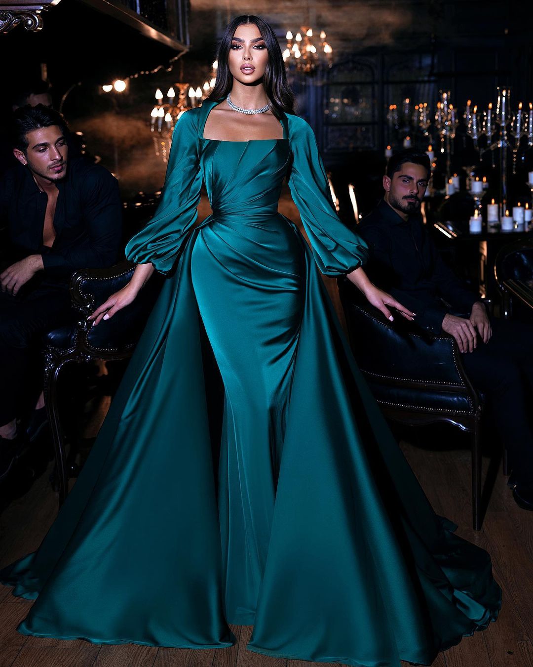 Elegante vestido de novia verde con escote cuadrado, manga larga, corte columna, largo hasta el suelo y cola