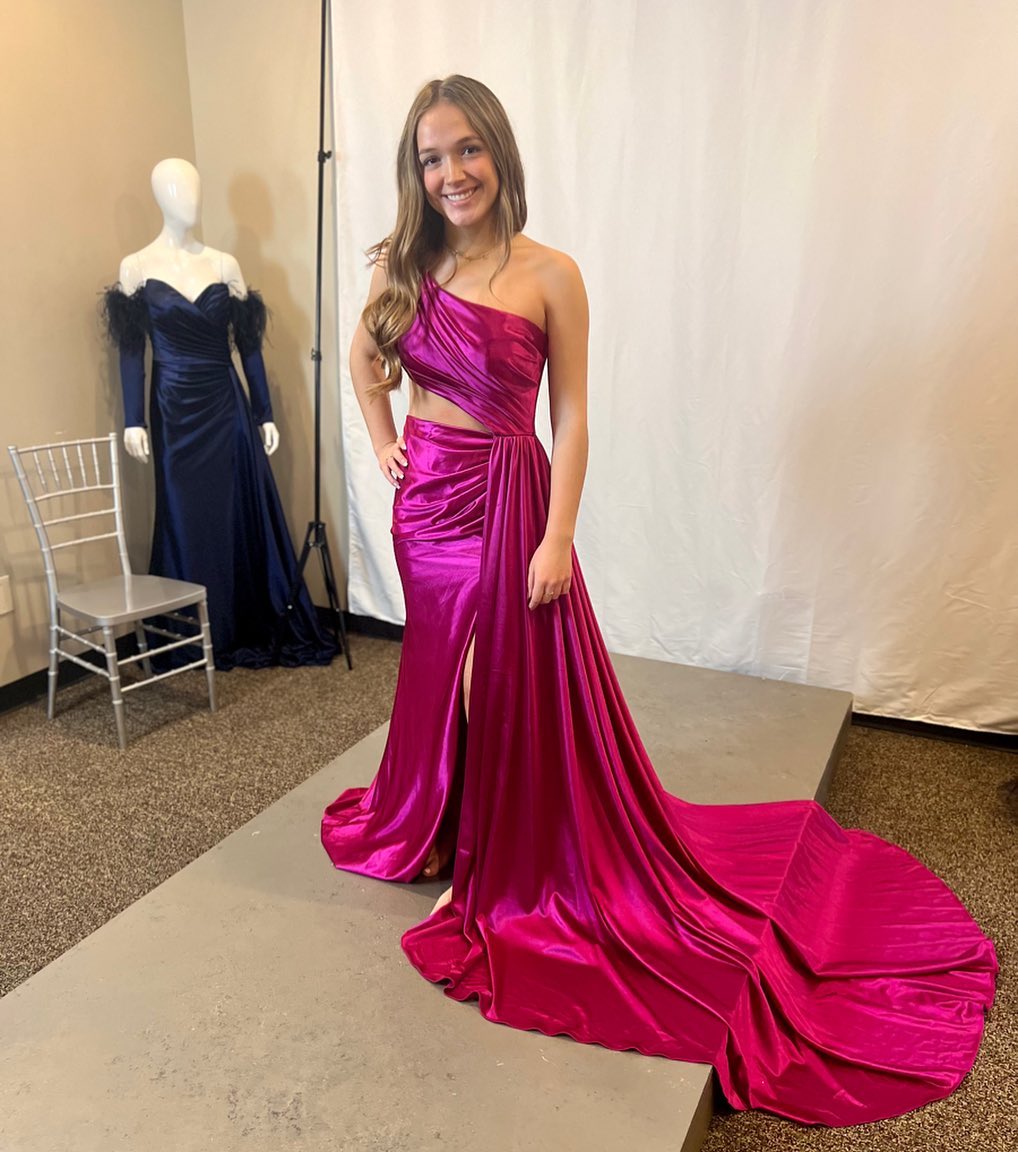 Encantadores vestidos de fiesta de satén con un solo hombro y corte sirena con abertura