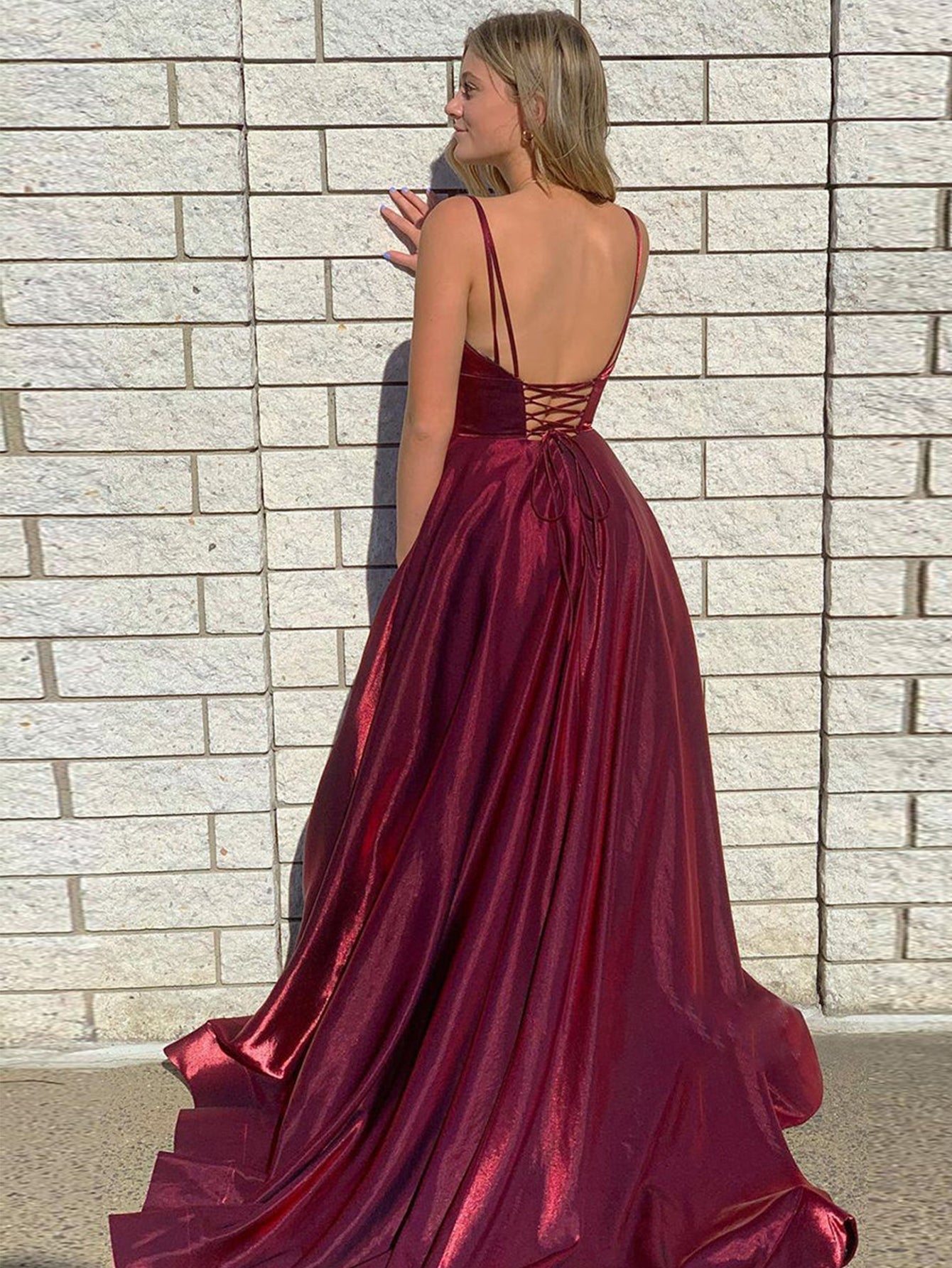 Vestido de fiesta largo ajustado de satén rojo oscuro con abertura en forma de A