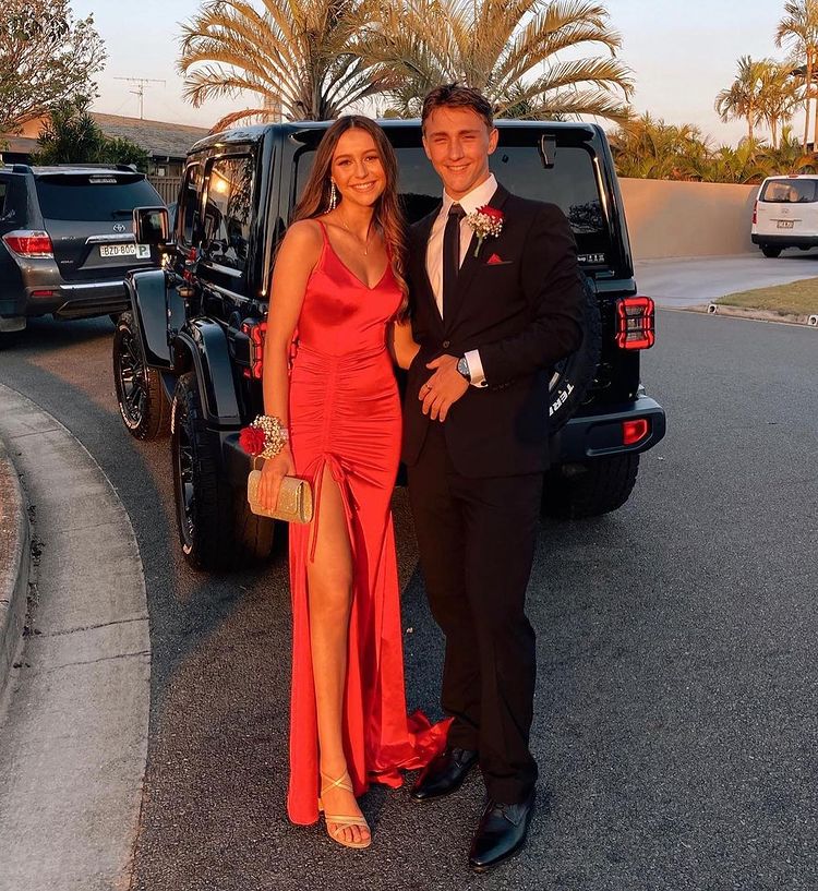 Vestido de fiesta de noche rojo largo de sirena con escote en V, sin espalda y abertura