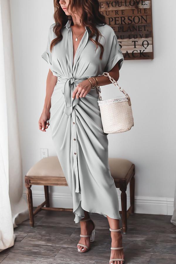 Tolles drapiertes Satinkleid im Button-Down-Stil