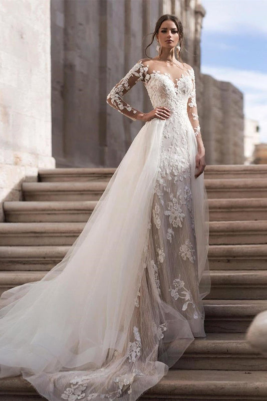 Elegante vestido de novia de encaje con mangas largas y cola desmontable.