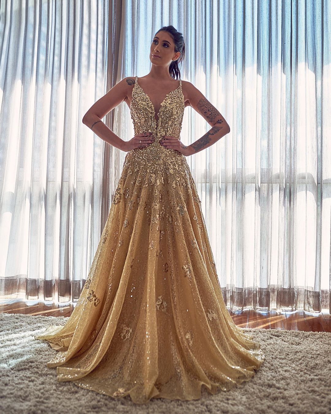 Elegantes langes Ballkleid in A-Linie mit V-Ausschnitt, Spitzenapplikationen und Pailletten
