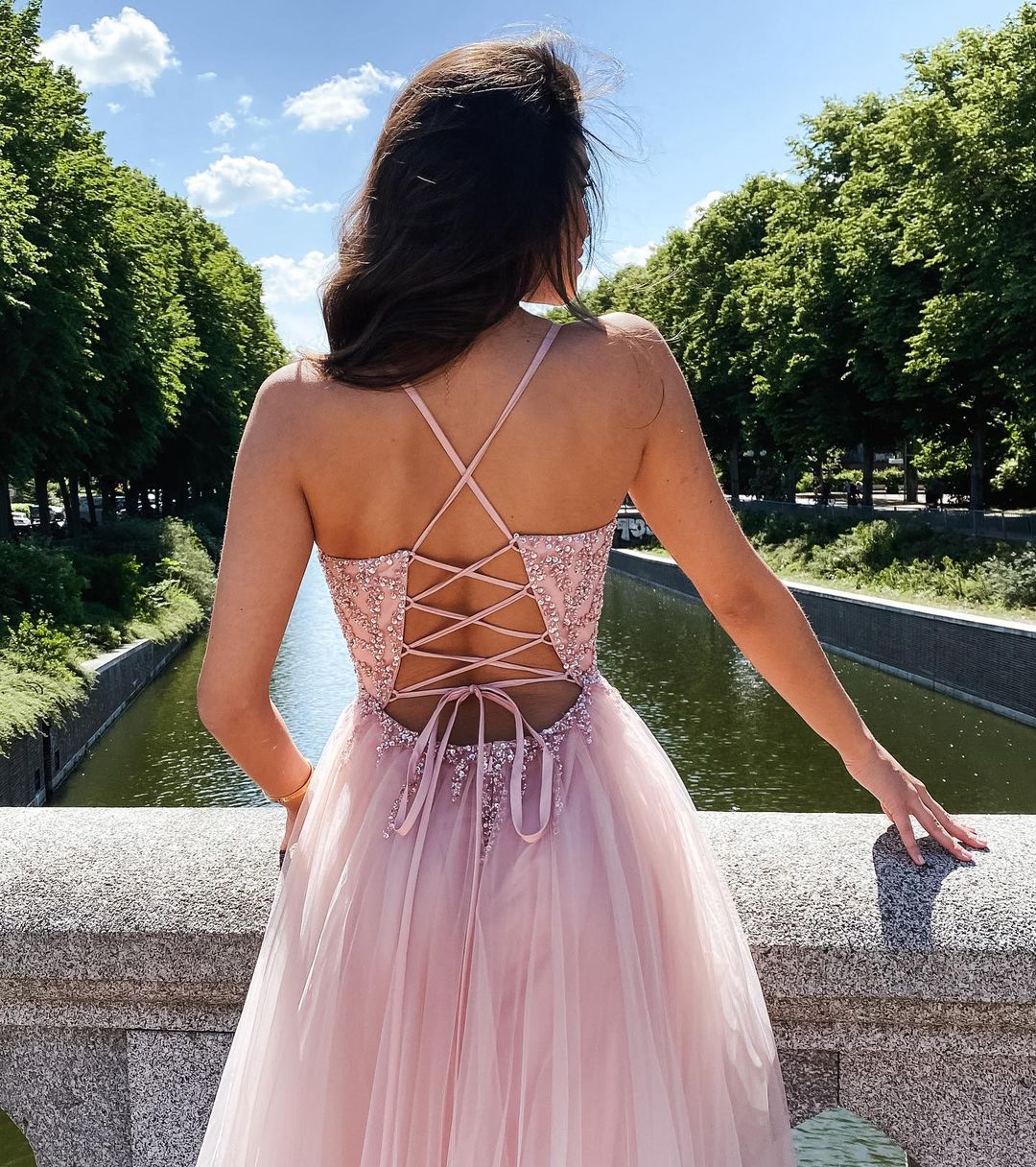 Elegantes A-Linie V-Ausschnitt Perlenbesetztes Tüll Langes Ballkleid Rückenfrei