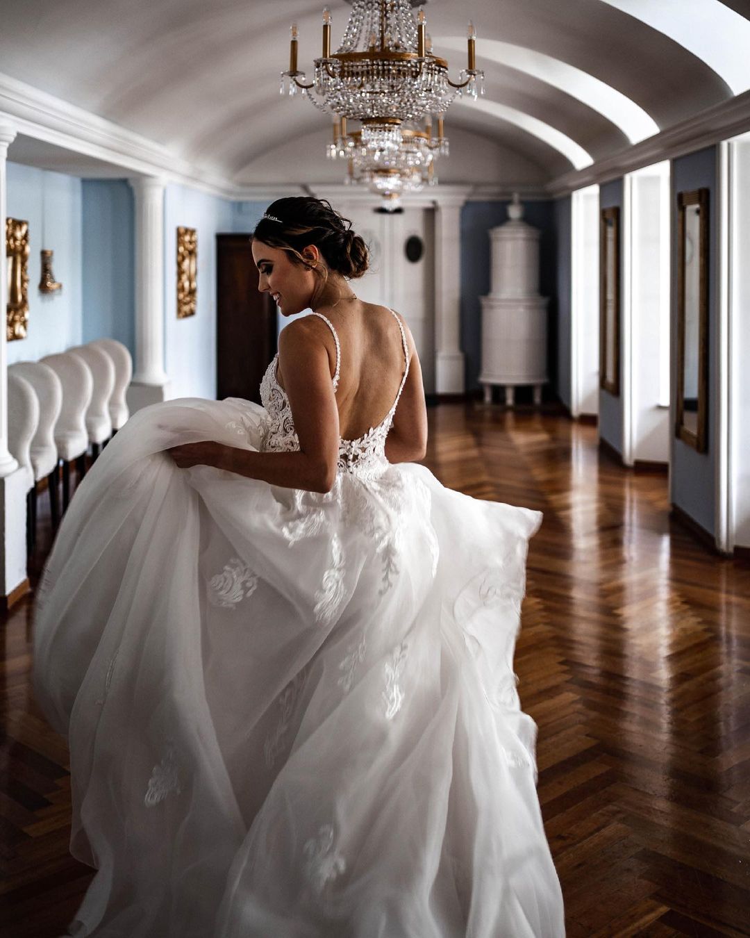 Elegantes A-Linien-Brautkleid mit V-Ausschnitt, Spitze und Tüll und Spaghettiträgern