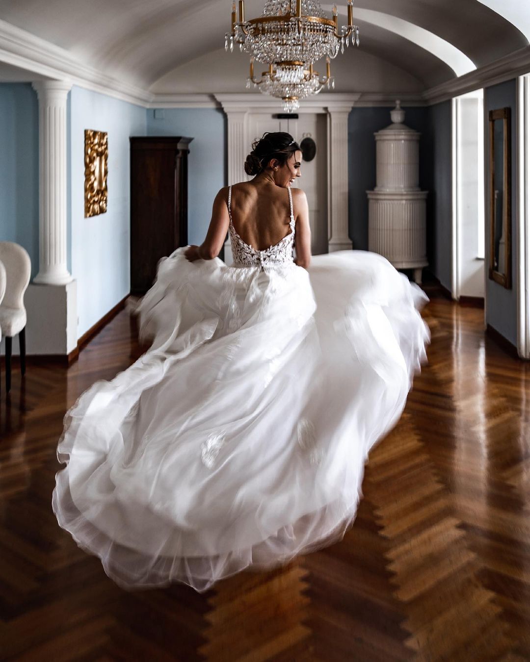 Elegantes A-Linien-Brautkleid mit V-Ausschnitt, Spitze und Tüll und Spaghettiträgern
