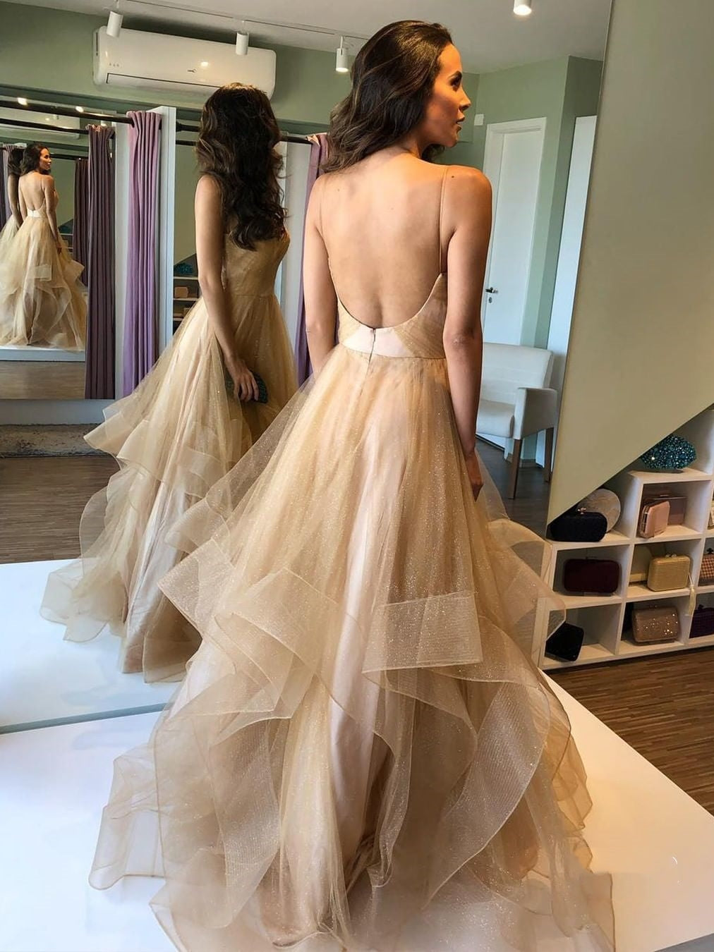 Elegante A-Linie V-Ausschnitt Puffy Tüll Rückenfreies Langes Ballkleid