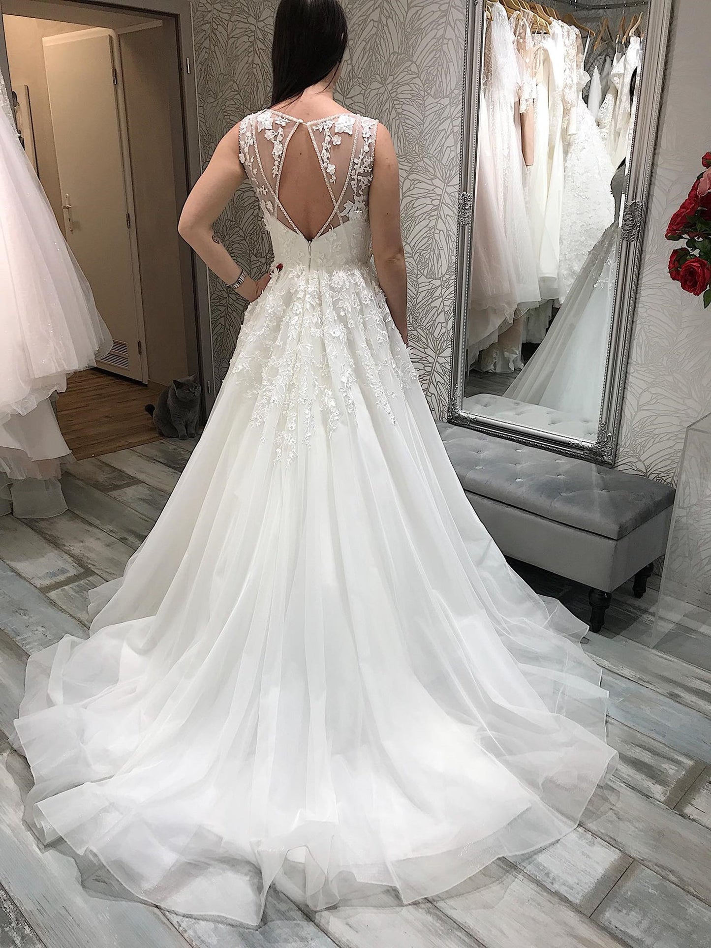 Elegantes A-Linie V-Ausschnitt Weiße Spitze Rückenfreies Langes Brautkleid