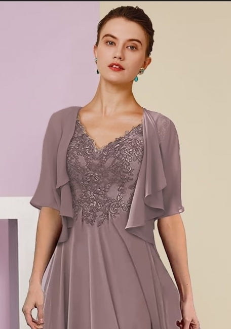 Elegante y hermoso vestido de madre de encaje con mangas 3/4 de largo en forma de A