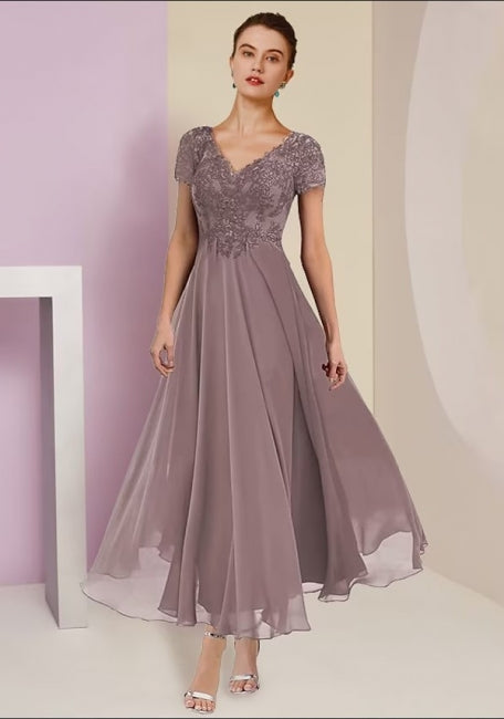 Elegante y hermoso vestido de madre de encaje con mangas 3/4 de largo en forma de A