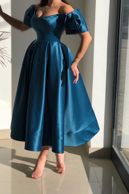Elegantes vestidos de fiesta de satén azul con hombros descubiertos, corte A y largo hasta los tobillos