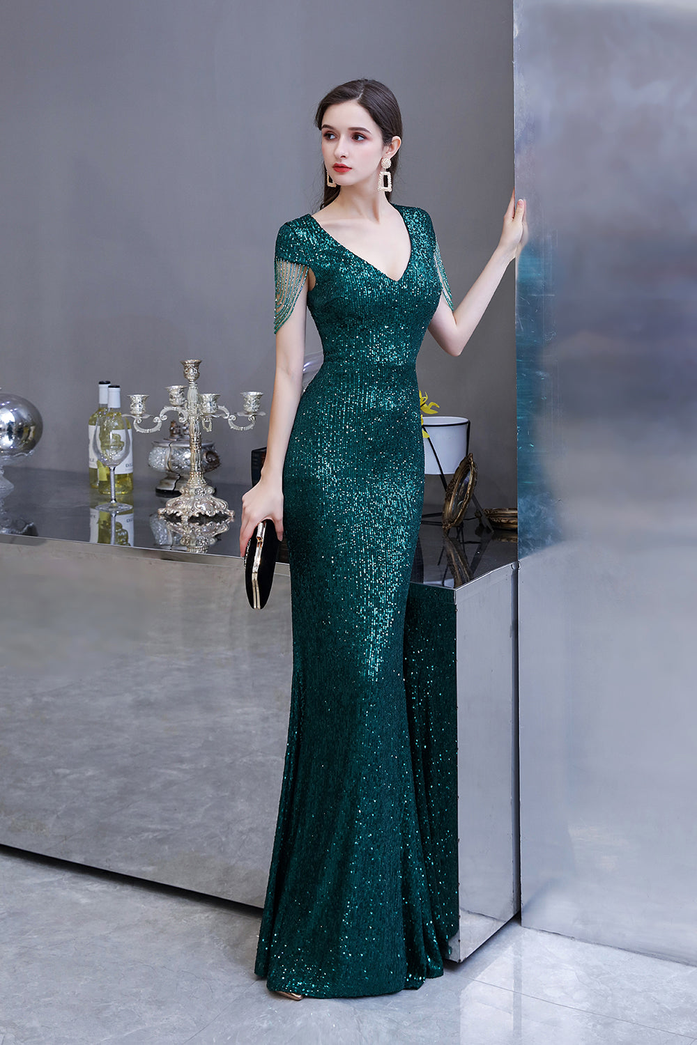 Elegantes langes Ballkleid mit Flügelärmeln und grünen Pailletten