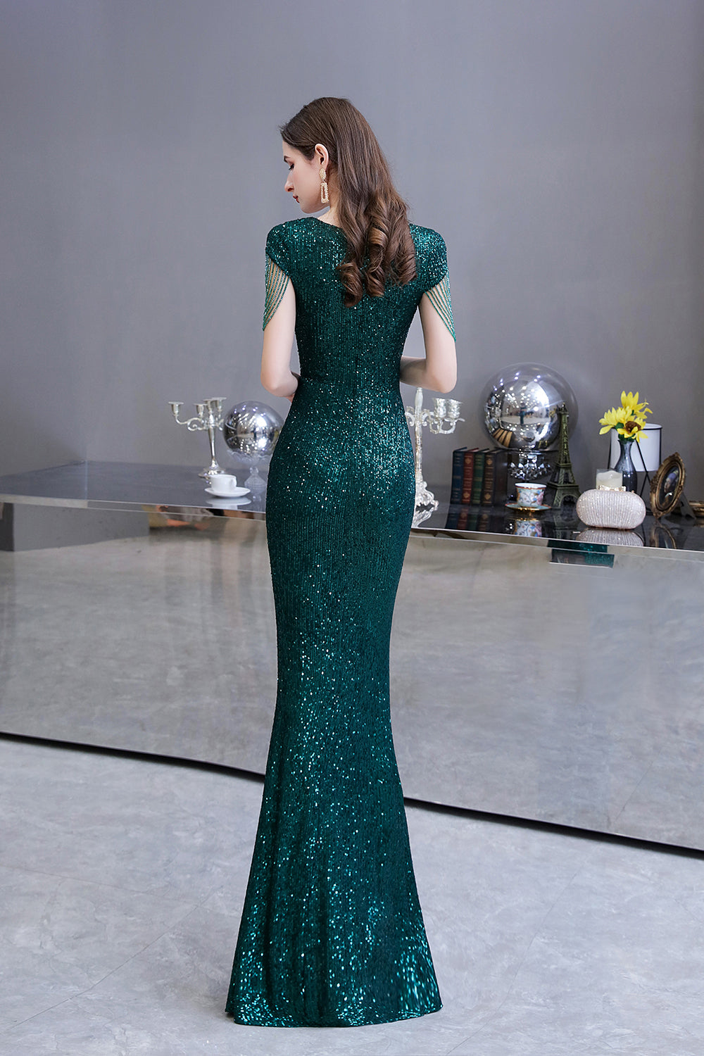 Elegantes langes Ballkleid mit Flügelärmeln und grünen Pailletten
