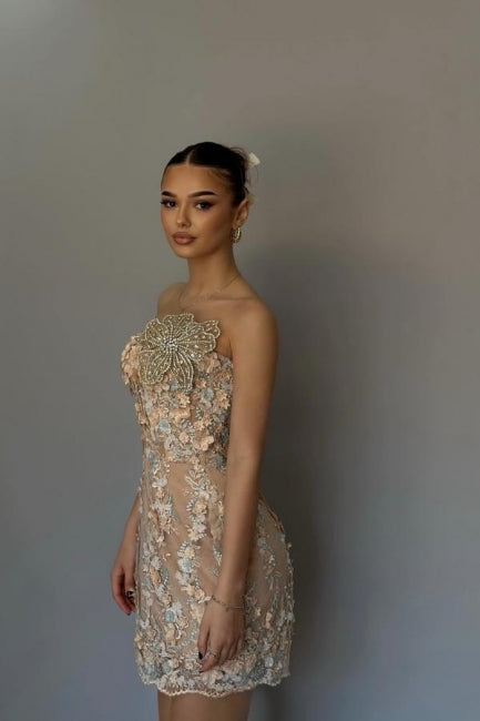 Elegante vestido de fiesta corto sin mangas con encaje y apliques