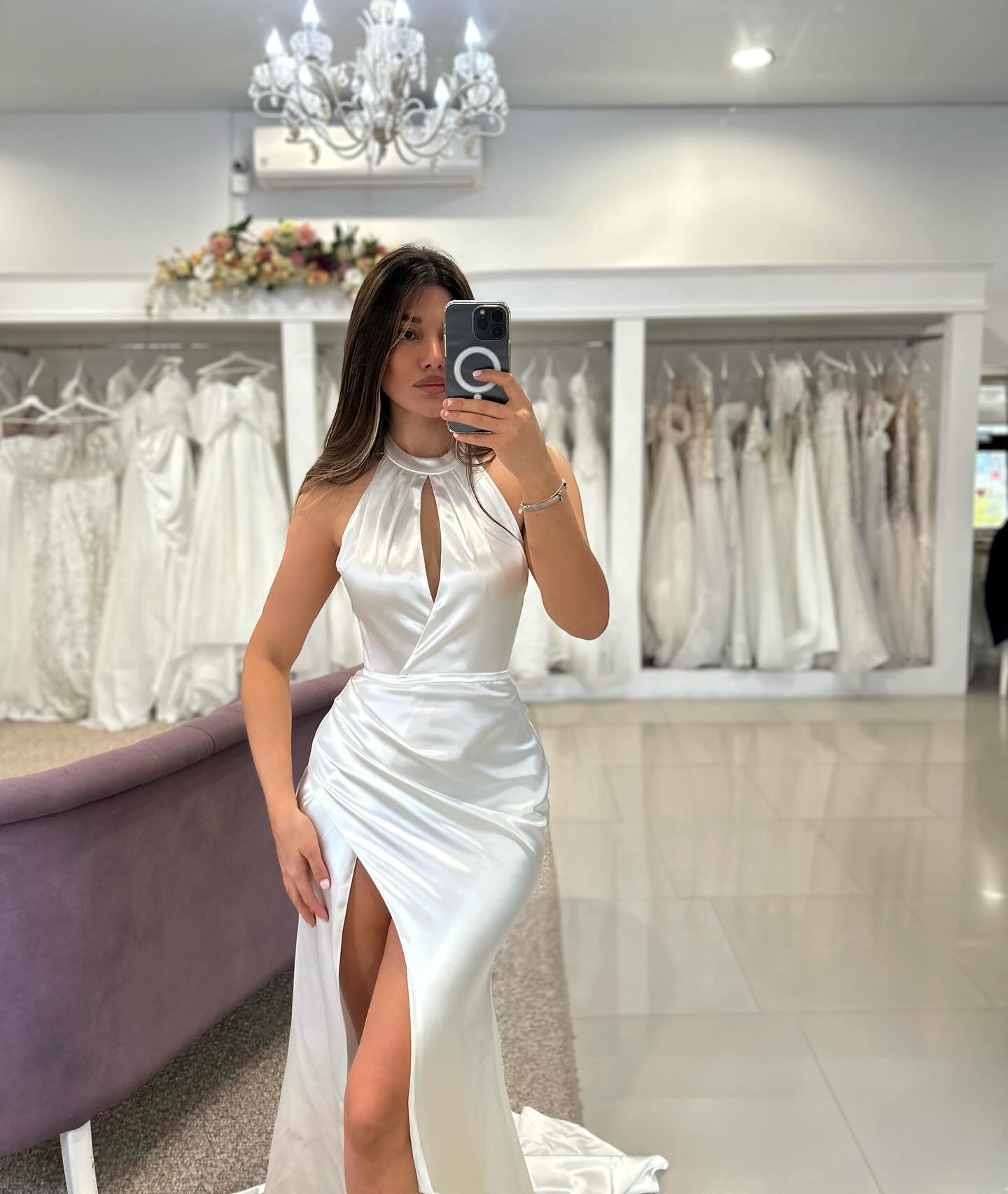 Elegante säulenförmige Neckholder-Brautkleider aus Satin in Weiß mit Rüschen und Schlitz vorne