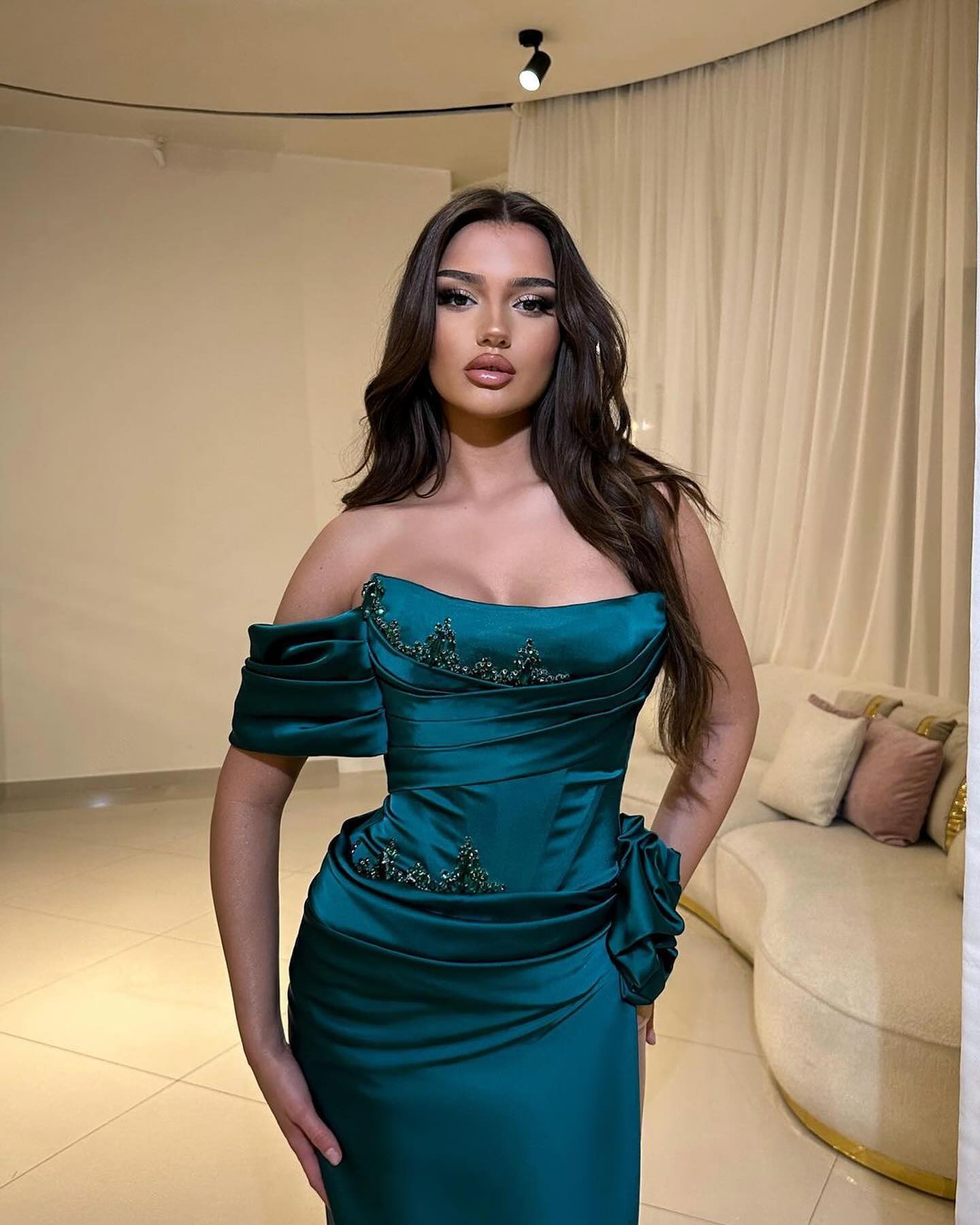 Elegantes, säulenförmiges, ärmelloses Ballkleid aus Satin mit einer Schulter und Applikationen