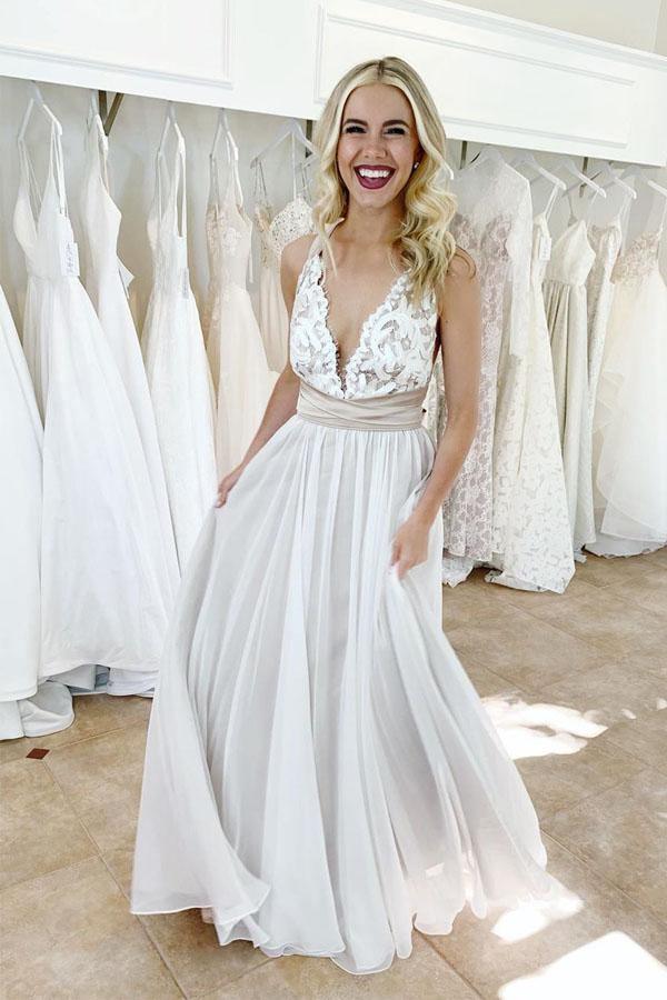 Elegantes Brautkleid mit tiefem V-Ausschnitt und Criss-Cross-Ausschnitt und Taillenband