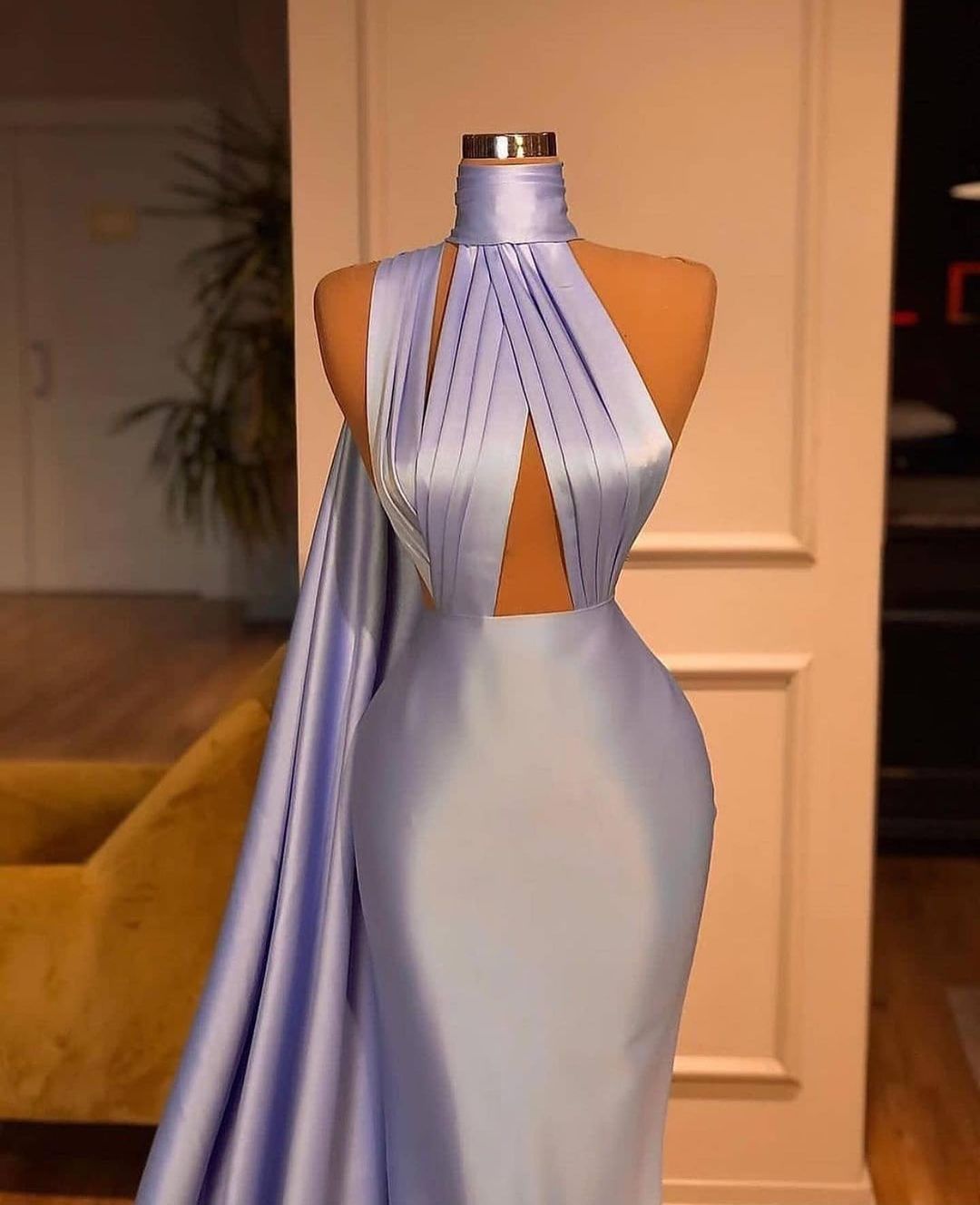 Elegante vestido de noche morado de corte sirena, largo hasta el suelo y cuello alto